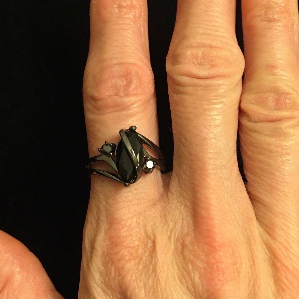 Gunmetal Silver and Black Faux Gemstone Ring - Picture 1 of 9